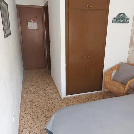 Hostal Tivissa Guest house